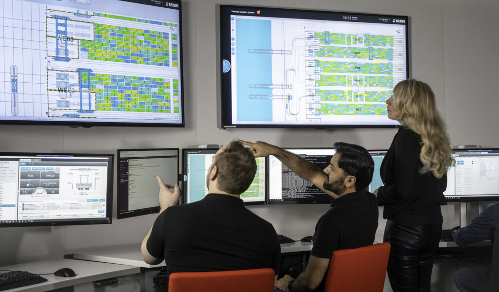 Team monitoring an automated operation in real time